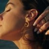 Rhea χειροποίητα ασημένια επιχρυσωμένα σκουλαρίκια με σπειροειδές σχήμα και ματ φινίρισμα