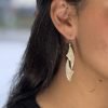Thalori – Χειροποίητα ασημένια σκουλαρίκια με σφυρηλατημένη υφή και κυματιστό σχέδιο