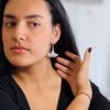 Χειροποίητα σκουλαρίκια από ασήμι 925 σε σχήμα πελέκι με γεωμετρικό σχεδιασμό και σφυρηλατημένες λεπτομέρειες – εντυπωσιακά και κομψά για όλες τις ώρες.